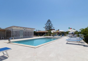 Отель   Monolocale in Villa con piscina, Санта Мария Дел Фокалло
